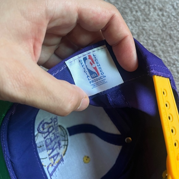 VTG 90’s Los Angeles Lakers Purple & Gold SnapBack Cap - Picture 5 of 5